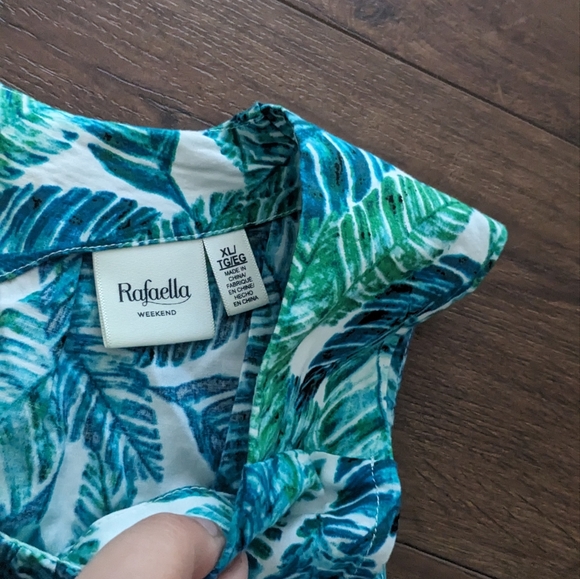 Tropical print sleeveless top with white pompom‎ trim size xl - Picture 3 of 3